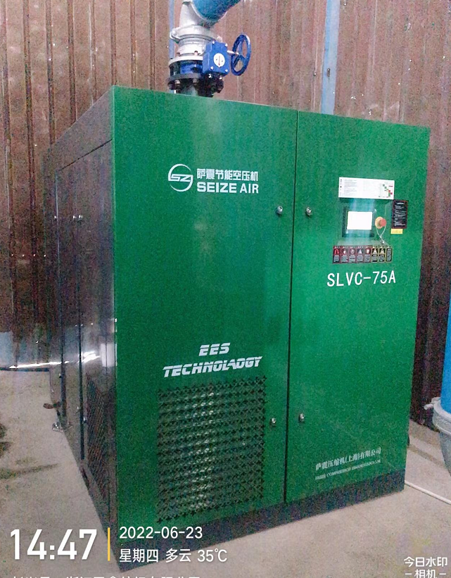 薩震節能空壓機售后服務人員在巡檢.png 薩震節能空壓機售后服務人員在巡檢.png